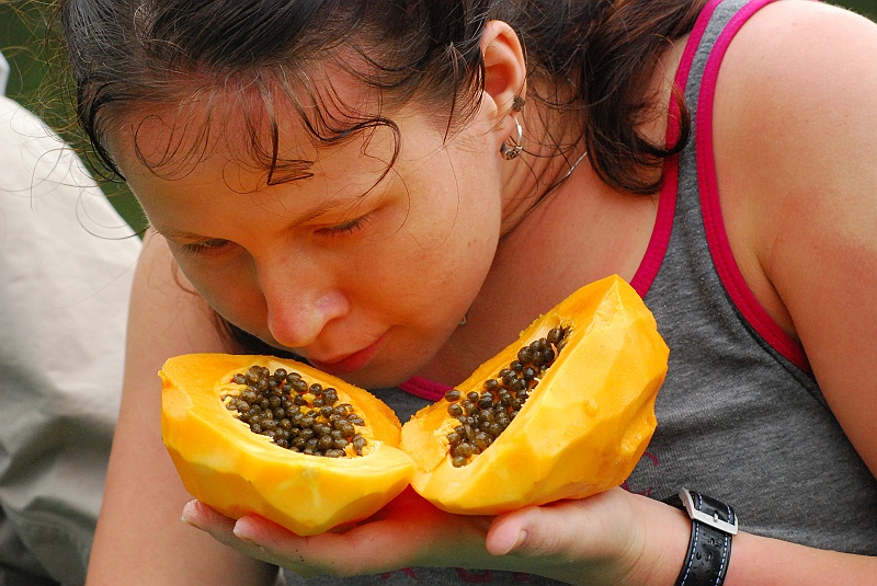 Laura i Astronom-106.JPG - Natala rozkoszuje się zapachem papai. (Zdjęcie: Laura i Astronom)